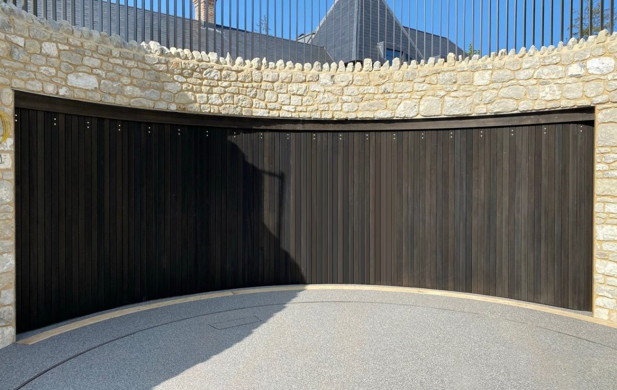 Bespoke concave curved side sliding garage door Rundum Meir